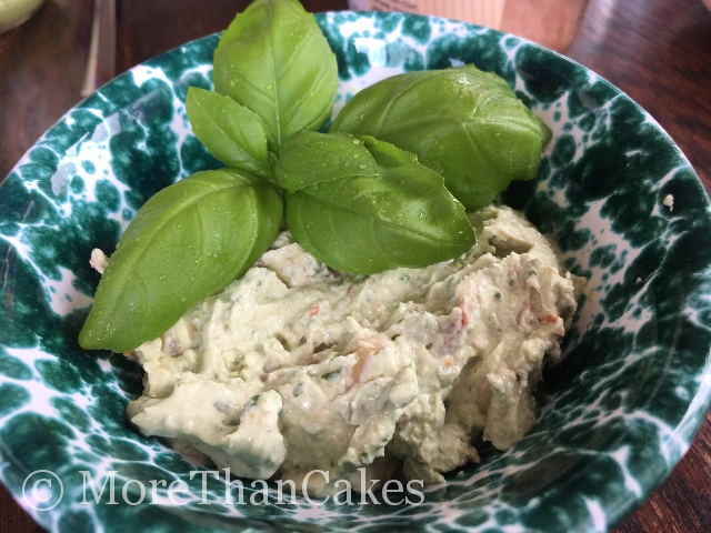 Frischkäse-Aufstrich mit getrockneten Tomaten, Basilikum und ... Frischkäse-Aufstrich mit getrockneten Tomaten, Basilikum und ...